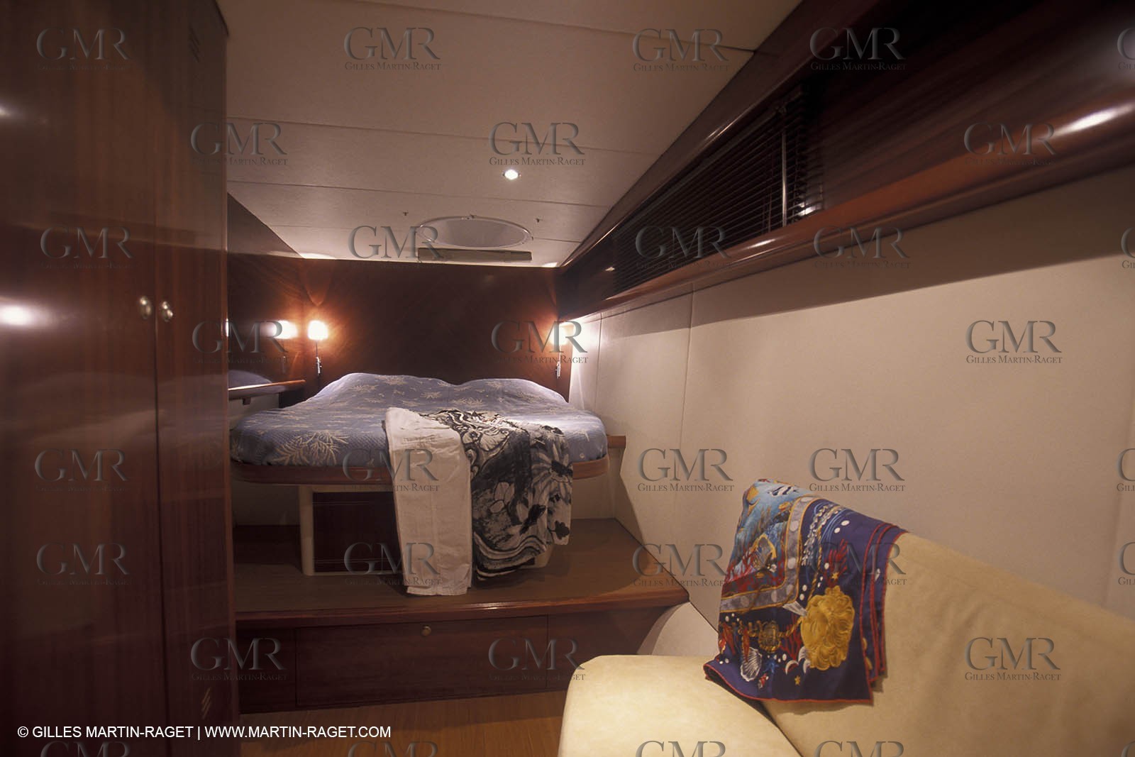 MotorYacht - Inside - Decks