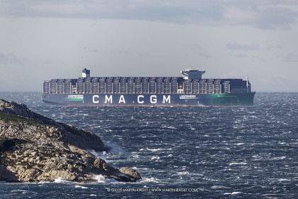 14 12 2023, Marseille (FRA), arrivée du Palais Royal, porte container armé par la CMA CGM, navire de 400 mètres de long, 67 mètres de large, qui transporte 23 000 conteneurs avec propulsion au GNL