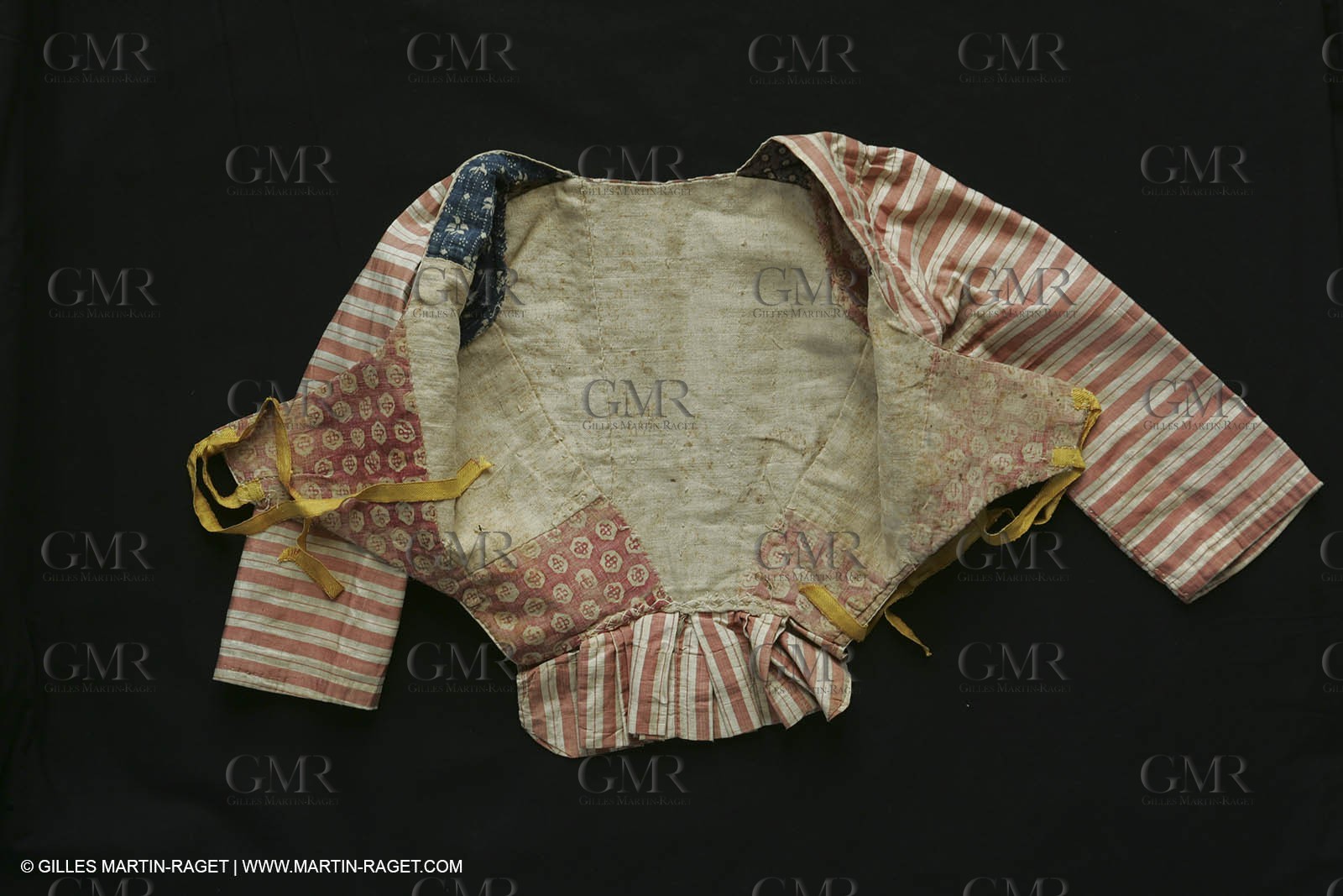 May 2004 - La Tour d'Aigues (FRA, 84) - Old costumes for women of the South exhibition