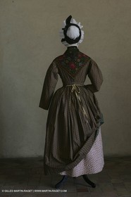 Mai 2004 - La Tour d'Aigues (FRA, 84) Costumes anciens pour l'exposition Femmes du Midi