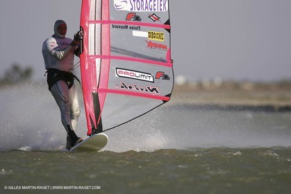 13 11 2004 - Les Saintes Maries de la mer (France) - Irish sailboarder Finian Maynard beat the overall sailing speed record with a run at 46,82 knts.