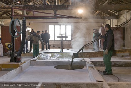 01 02 2007 - Salon de Provence - Fabrication traditionelle du savon de Marseille aux savonneries Marius Fabre - Coulée dans les bacs**01 02 2007 - Salon de Provence - Traditional soap of Marseille making at Marius Fabre soap maker - soap sent in open tanks