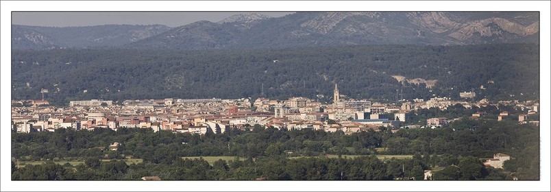 Produit : Tirage photo réalisé par nos soins sur imprimante jet d'encre professionnelle Epson à partir de 8 encres ultrachrome inaltérables (label Digigraphie).Formats au choix :. 20 x 60 cm. 33 x 95 cm- 52 x 150 cmChoix des papiers :. Papier standard brillant 250 gr., filet noir, marge blanche, tirage non signé. Papier haut de gamme satiné 290 gr. filet noir, marge blanche, tirage vérifié et signé par l'auteur.. Autres supports (canvas, acrylique, dibond) sur demandeConditionnement : tube cylindrique renforcé.Options pour l'expédition : . colissimo + dépôt boîte aux lettres (France uniquement). Colissimo avec signature à réception. Transporteur express (2 jours ouvrés) avec signature à réceptionCliquez sur caddie pour sélectionner votre formule et démarrer la procédure de commande en ligne