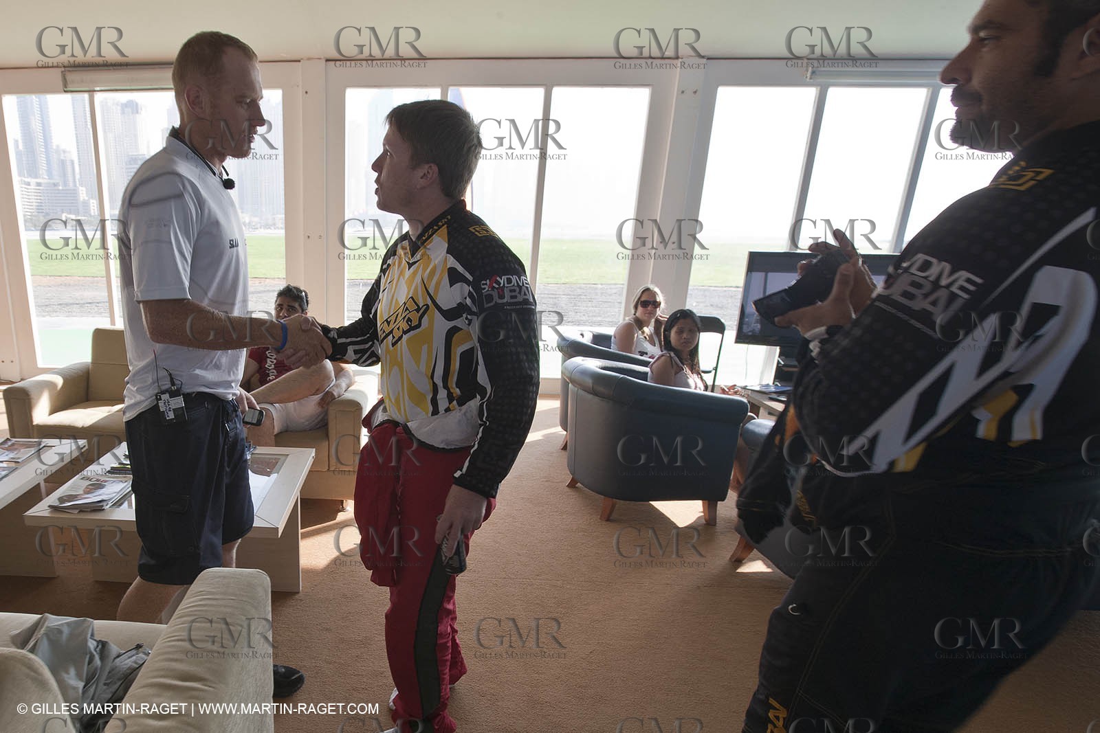 21 11 2010 - Dubai (UAE) - Dubai Louis Vuitton Trophy -  - Day off - James Spithill and Peter Lester go paragliding