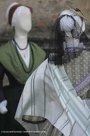 Mai 2004 - La Tour d'Aigues (FRA, 84) Costumes anciens pour l'exposition Femmes du Midi