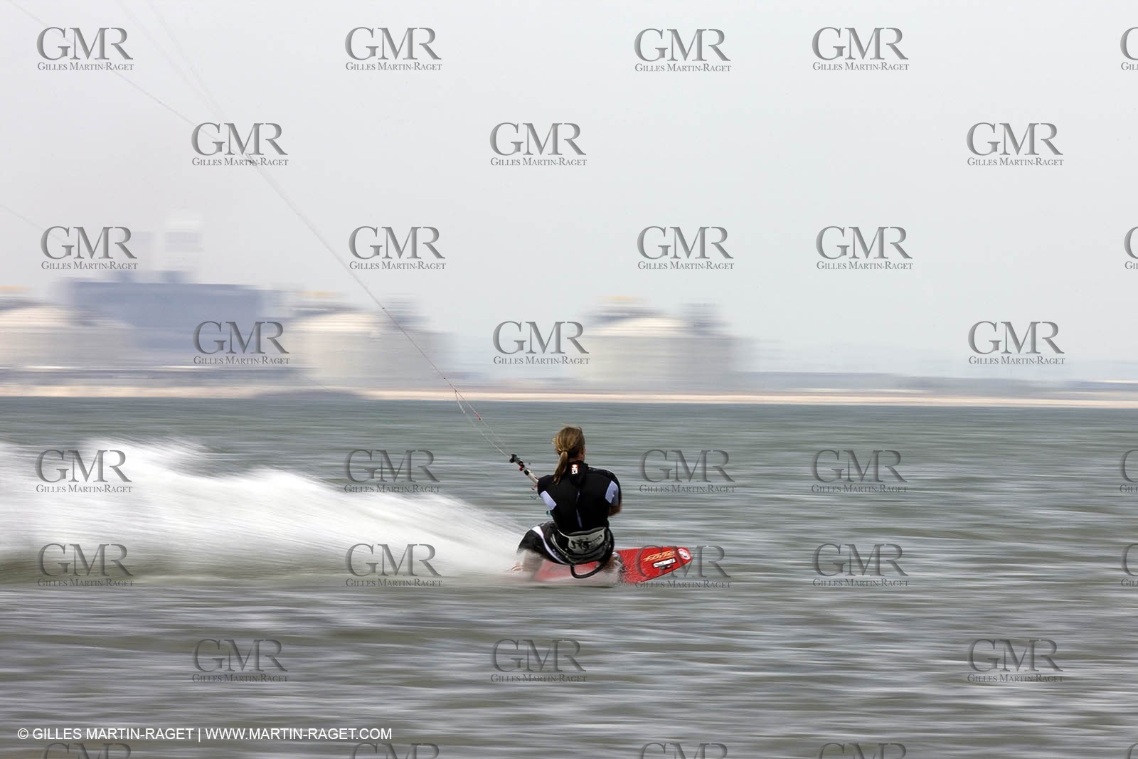 08 05 2008 - Port Saint Louis du Rhône (FRA, 13) - kite surfer Alexandre Caizergues training