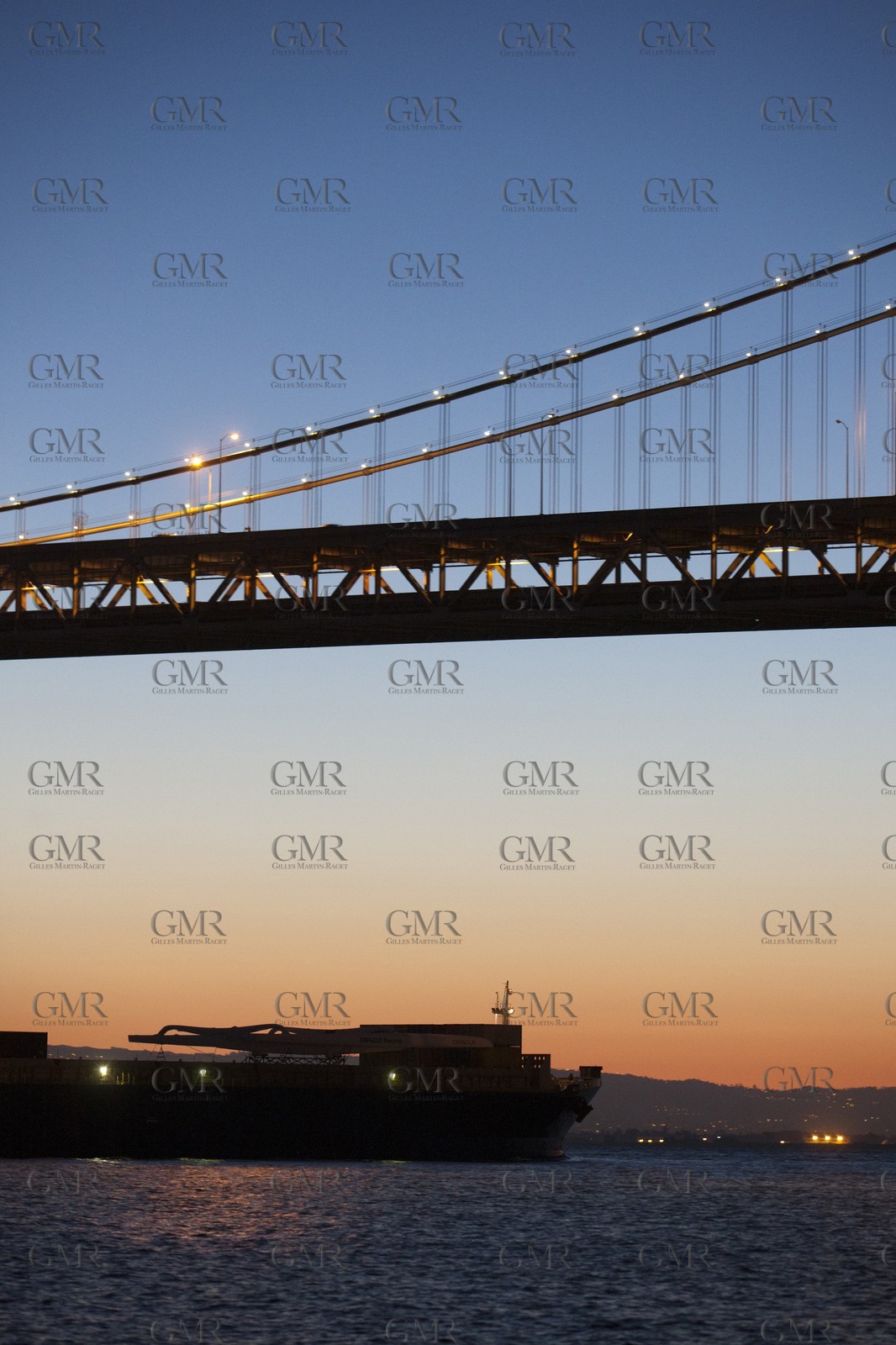 28 02 2011 - San Francisco (USA, CA) - USA 17 arrival in San Francisco - Star ISfjord passin under Oakland Bay Bridge