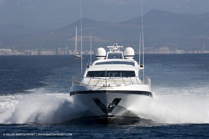 06 09 2007 - Saint Tropez (FRA, 83) - Superyachts - Motoryachts - Mangusta 92 Triple Fun à Saint Tropez - Au mouillage devant le Club 55 à la plage de Pampelonne