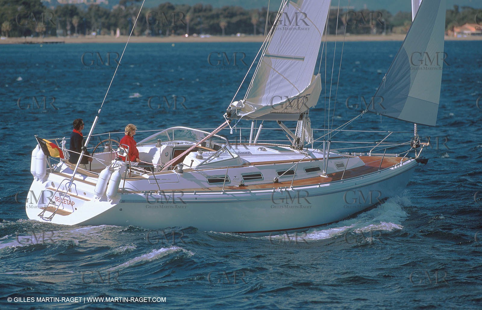 Crusing monohull sailing