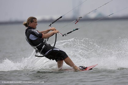 08 05 2008 - Port Saint Louis du Rhône (FRA, 13) - kite surfer Alexandre Caizergues training