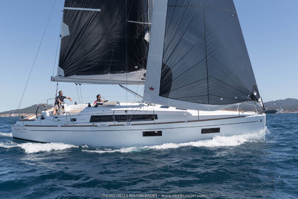 04 07 3017; Les EMbiez (FRA; 83) - Chantier Beneteau; Oceanis 38.1