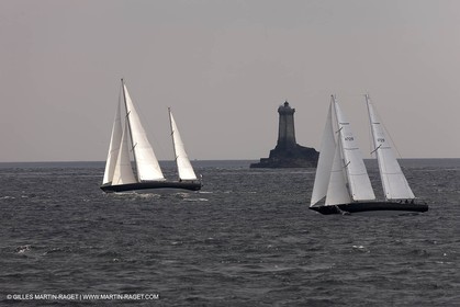 19 05 2010- Sein - (FRA,56)  -  Pen Duick III et Pen Duick VI dans le raz de Sein