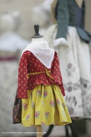 Mai 2004 - La Tour d'Aigues (FRA, 84) Costumes anciens pour l'exposition Femmes du Midi
