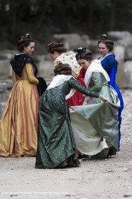 04 03 2007 - Arles - Queen of Arles and her assistants at Les Alyscamps monument