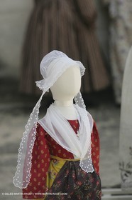 Mai 2004 - La Tour d'Aigues (FRA, 84) Costumes anciens pour l'exposition Femmes du Midi
