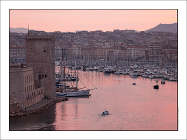 Produit : Tirage photo réalisé par nos soins sur imprimante jet d'encre professionnelle Epson à partir de 8 encres ultrachrome inaltérables (label Digigraphie).Formats au choix : . 30x40 cm. 50x70 cm. 80x120 cm.Choix des papiers :. Papier standard brillant 250 gr., filet noir, marge blanche, tirage non signé. Papier haut de gamme satiné 290 gr. filet noir, marge blanche, tirage vérifié et signé par l'auteur.. Autres supports (canvas, acrylique, dibond) sur demandeConditionnement : tube cylindrique renforcé.Options pour l'expédition : . colissimo + dépôt boîte aux lettres (France uniquement). Colissimo avec signature à réception. Transporteur express (2 jours ouvrés) avec signature à réceptionCliquez sur caddie pour sélectionner votre formule et démarrer la procédure de commande en ligne