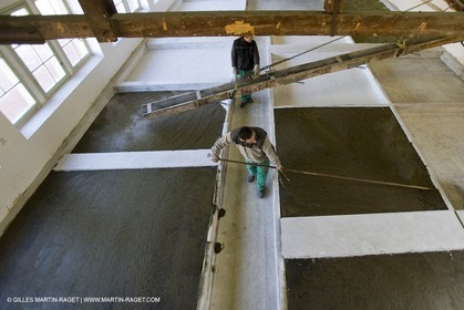 01 02 2007 - Salon de Provence - Fabrication traditionelle du savon de Marseille aux savonneries Marius Fabre - Coulée dans les bacs**01 02 2007 - Salon de Provence - Traditional soap of Marseille making at Marius Fabre soap maker - soap sent in open tanks