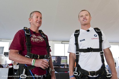 21 11 2010 - Dubai (UAE) - Dubai Louis Vuitton Trophy - Day off - James Spithill and Peter Lester go paragliding