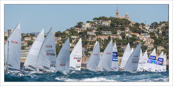 Produit : Tirage photo réalisé par nos soins sur imprimante jet d'encre professionnelle Epson à partir de 8 encres ultrachrome inaltérables (label Digigraphie).Formats au choix : .. 50 x 100 cm. 100 x 200 cmChoix des papiers :. Papier standard brillant 250 gr., filet noir, marge blanche, tirage non signé. Papier haut de gamme satiné 290 gr. filet noir, marge blanche, tirage vérifié et signé par l'auteur.. Tirages d'art (Digigraphies) signées, numérotées, tamponnées, enregistrées sur demande. Autres supports (canvas, acrylique, dibond) sur demandeConditionnement : tube cylindrique renforcé.Options pour l'expédition :. Colissimo + dépôt boîte aux lettres (France uniquement). Colissimo avec signature à réception. Transporteur express (2 jours ouvrés) avec signature à réceptionCliquez sur caddie pour sélectionner votre formule et démarrer la procédure de commande en ligne