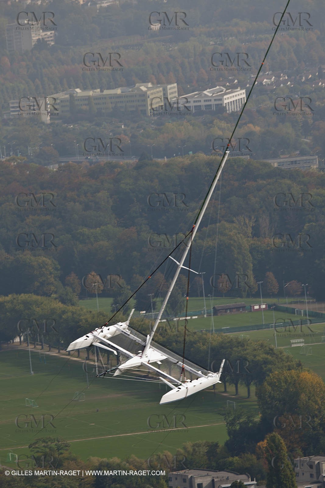 08 10 10 - St Sulpice (SUI) - Hydroptere.ch touches water