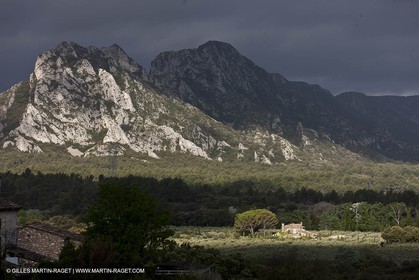 29 04 2012 - Eygalières (FRA, 13) - Chaîne des Alpilles vers Eygalières