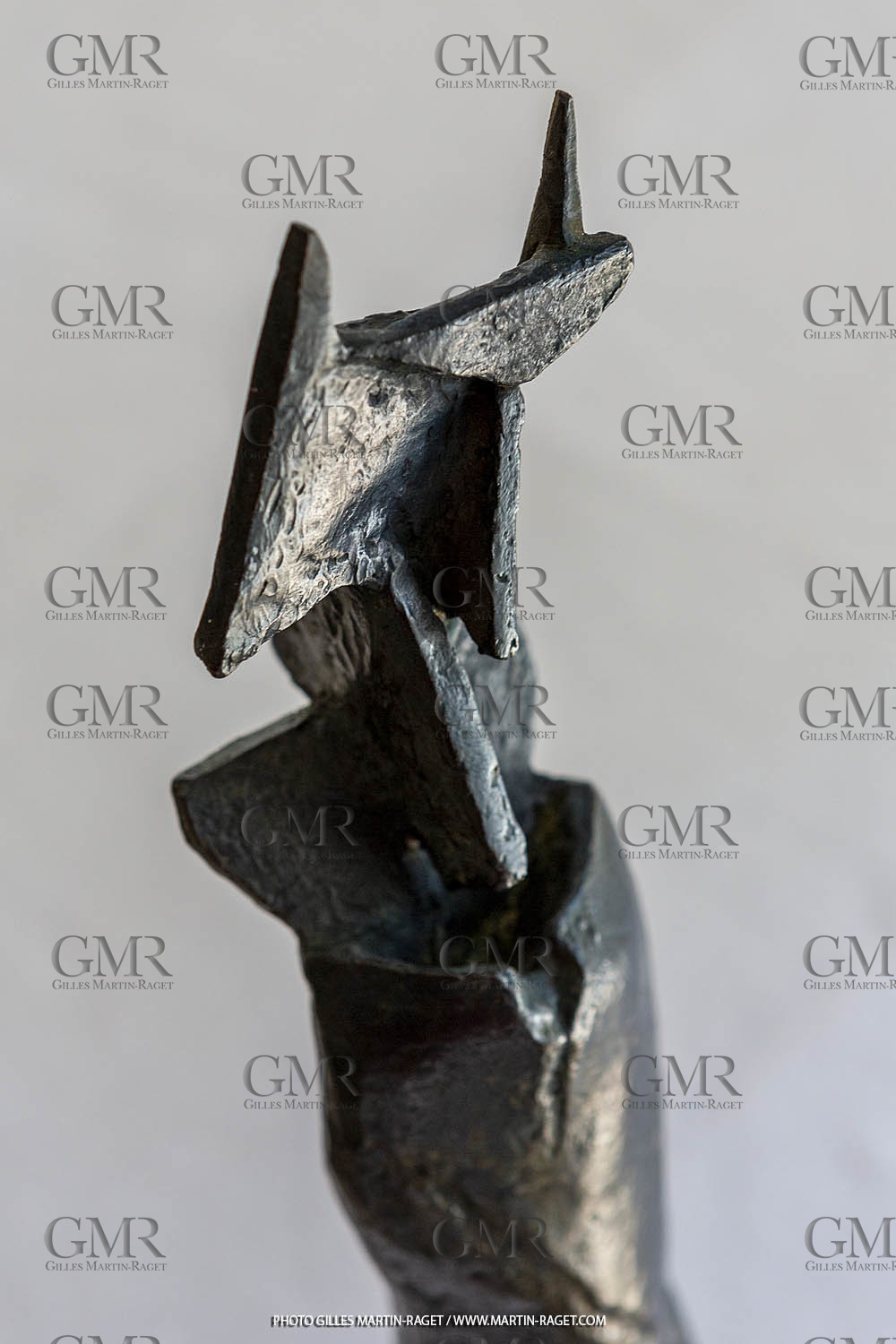 19 07 2020, St Rémy de Provence, (FRA,13), Oeuvre de Germaine Richier, Tauromachie 1956, bronze patinée foncée, numéroté 5 8, Fondeur L.Thinot, 43 X 7 X 12 cm, collection particulière,