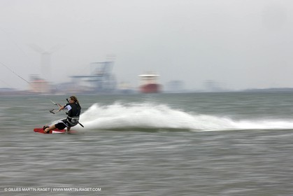 08 05 2008 - Port Saint Louis du Rhône (FRA, 13) - kite surfer Alexandre Caizergues training