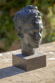 17 04 2022, St Rémy de Provence (FRA,13), Oeuvre de Germaine Richier, Buste n° 2, Rémi Coutin enfant, 1927-1928, Bronze patiné foncé, éreuve d'exposition, 31 x 20 x 21 cm, collection Famille Germaine Richier