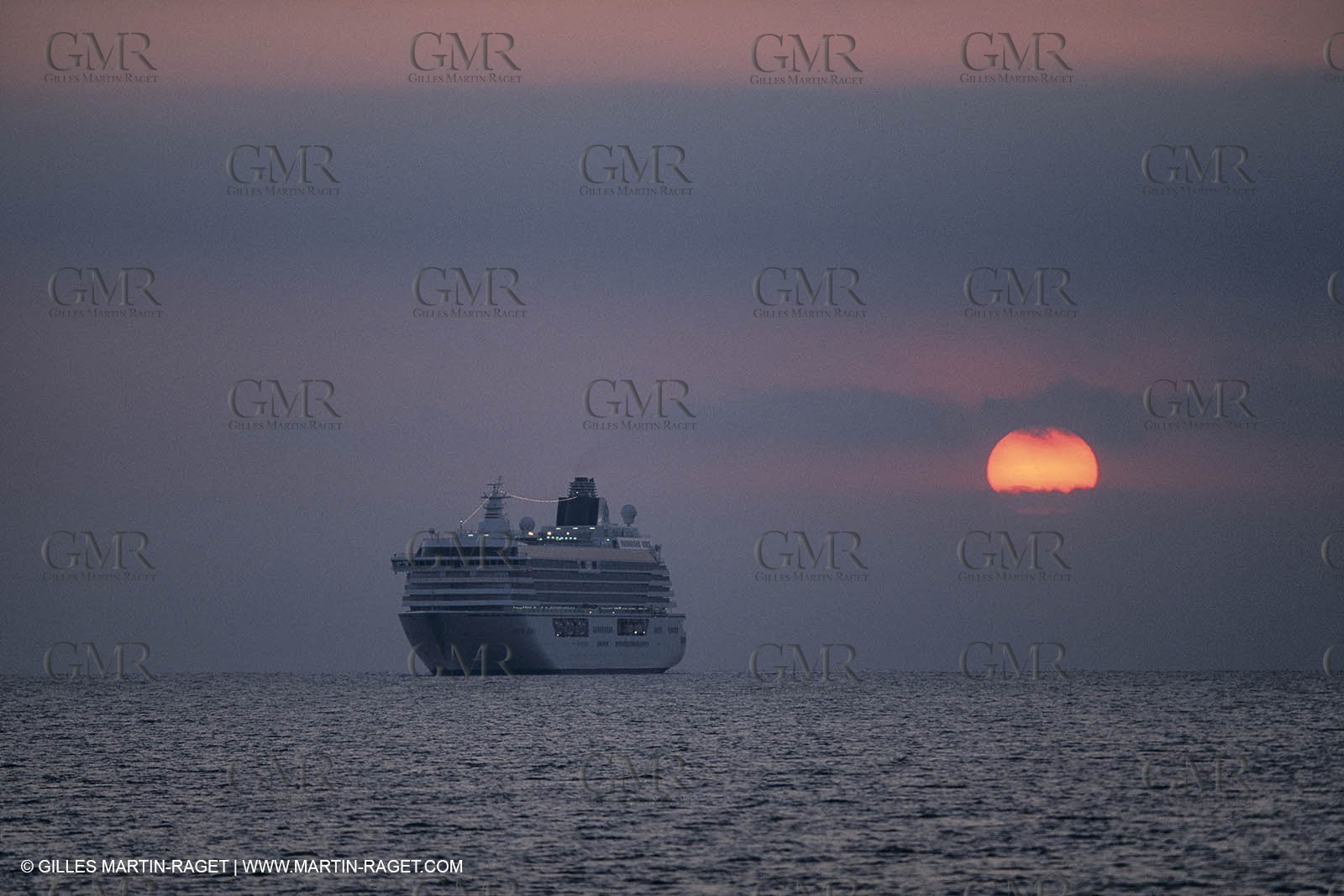 Paquebots, liners, cruise ships