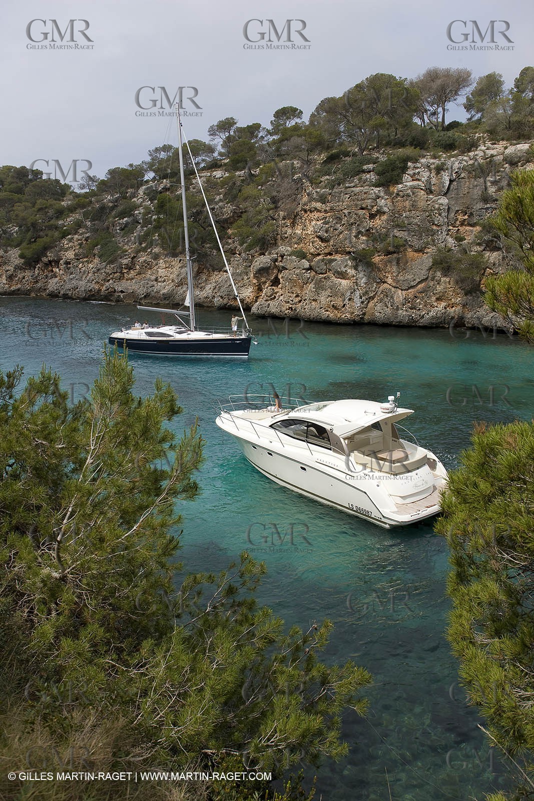 Cruising monohull mooring