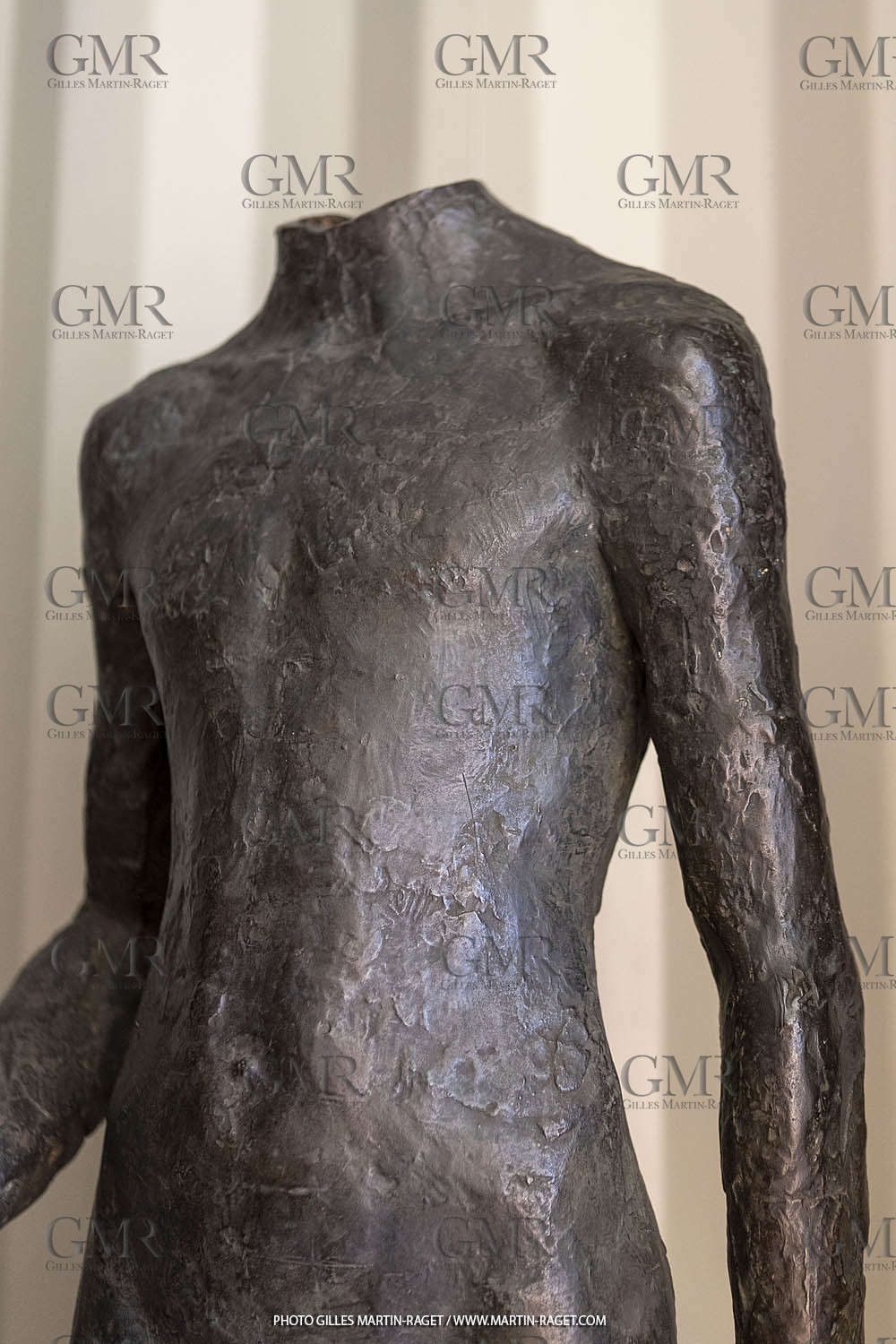 20 07 2020, St Rémy de Provence, Oeuvre de Germaine Richier, Torse I 1934, Bronze patiné foncé, épreuve d'exposition, Fondeur : Susse, Paris, 108 X 47,5 X 33 cm, collection particulière,