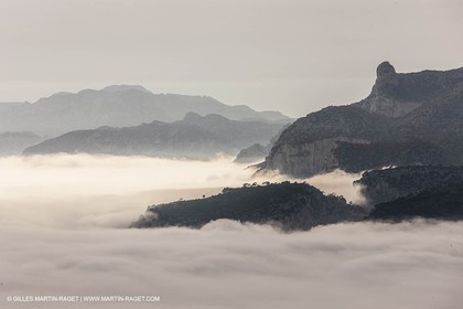 18 07 2012 - Marseille  (FRA ) - Les Calanques -  Phénomène d'entrées maritimes - La Nèble (brume, en provençal)
