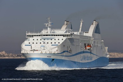 14 01 2012 - Marseille (FRA,13) - Compagnie La Méridionale - le Piana devant Marseille et les Calanques
