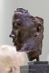 02 05 2023, Paris (FRA), oeuvre de Germaine Richier, Exposition Centre Pompidou 2023,  La Chinoise, 1939, Bronze patiné foncé, 24,6 x 17,1, 15,2 cm, Collection particulière