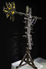 28 02 2023, Paris (FRA), oeuvre de Germaine Richier, Exposition Centre Pompidou - Musée Fabre 2023,  La Croix avec verres de couleurs 1953, Plomb avec verres colorés jaune et bleu, Pièce unique, 210 x 161,5 x 75 cm, Collection famille Germain Richier