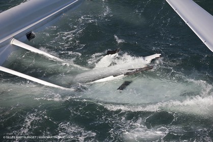 21 12 2008 - Port Saint Louis du Rhône (FRA, 13) - L'Hydroptère peu après son chavirage survenu lors d'une tentative contre le record de vitesse absolu à la voile