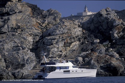 Bateau à Moteur au mouillage