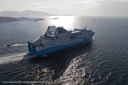 14 01 2012 - Marseille (FRA,13) - Compagnie La Méridionale - le Piana devant Marseille et les Calanques