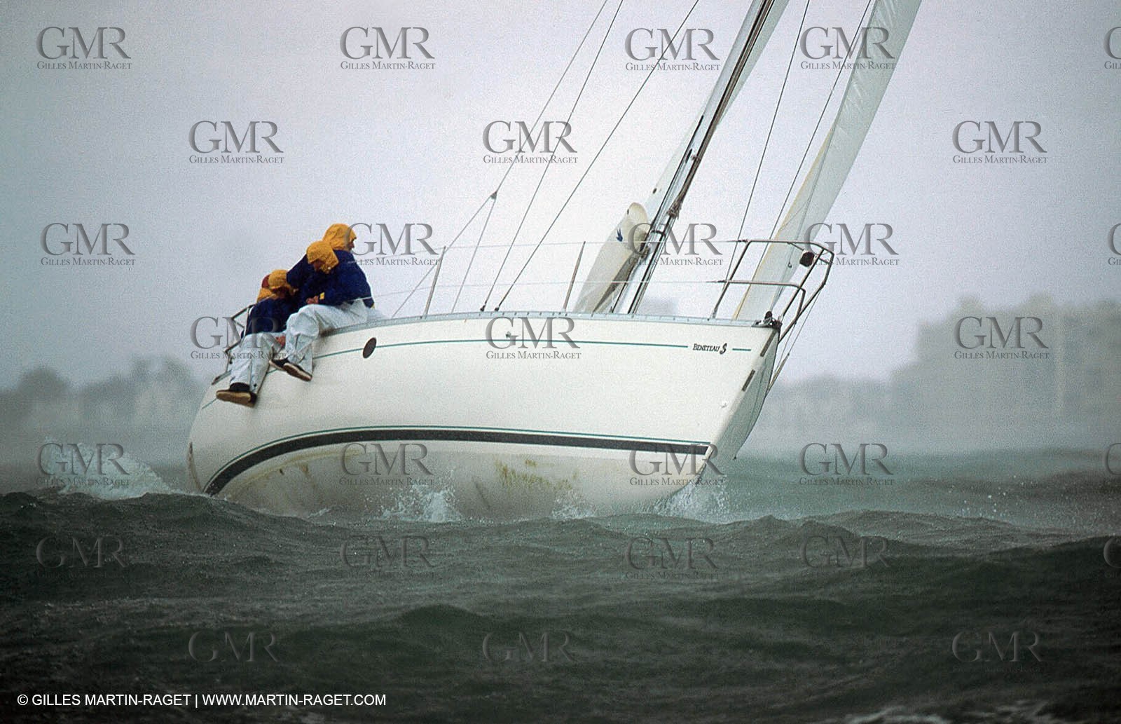 Crusing monohull sailing