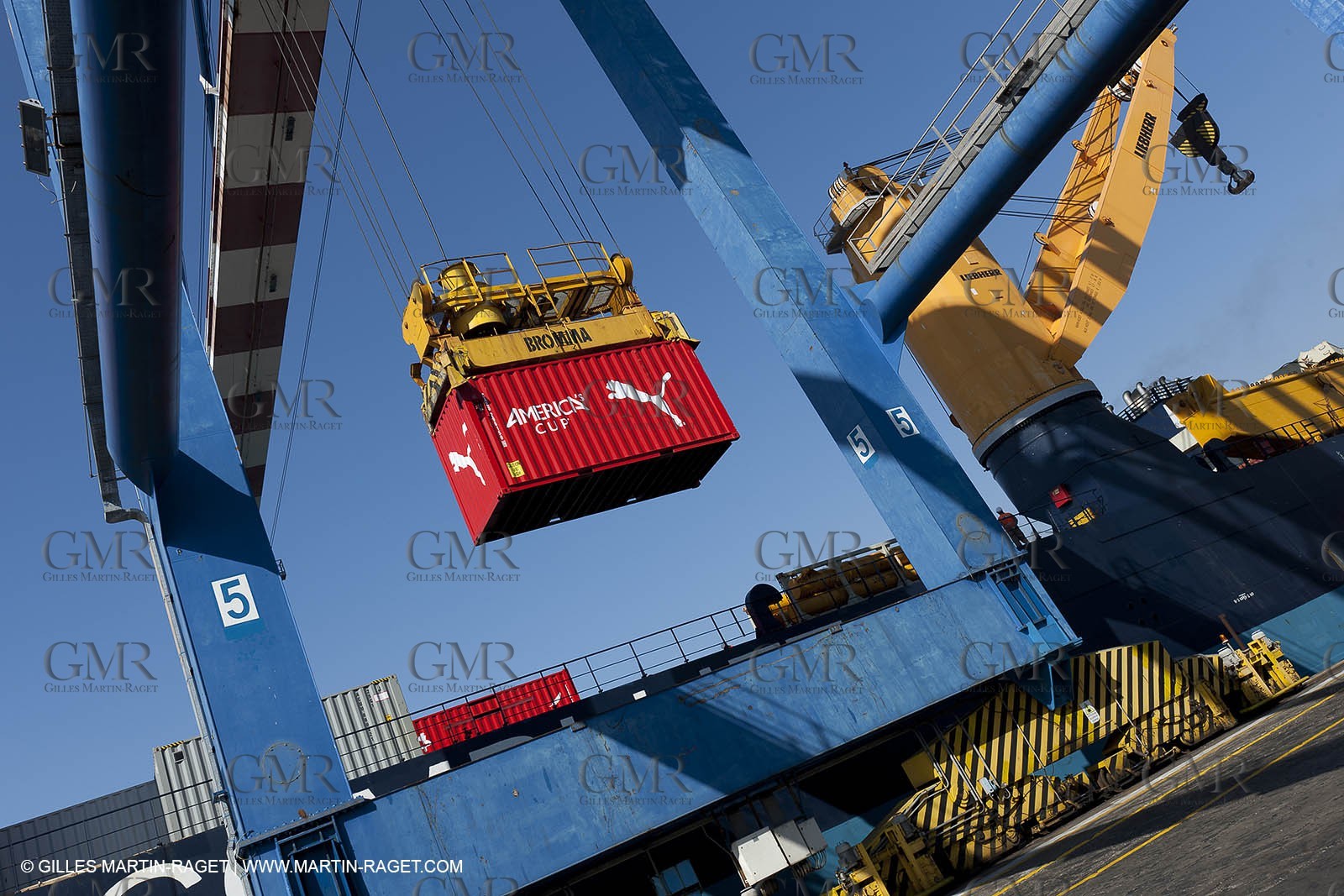 02 03 2012 - Naples (ITA) - 34th America's Cup - America's Cup World Series Naples 2012 - Cargo unloading