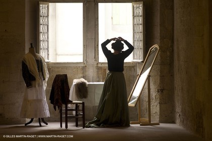 04 03 2007 - Arles - Queen of Arles and her assistants - winter costume trials