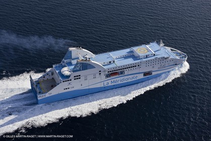 14 01 2012 - Marseille (FRA,13) - Compagnie La Méridionale - le Piana devant Marseille et les Calanques