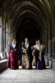 04 03 2007 - Arles - Queen of Arles and her assistants - winter costume trials