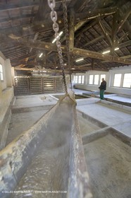 01 02 2007 - Salon de Provence - Fabrication traditionelle du savon de Marseille aux savonneries Marius Fabre**01 02 2007 - Salon de Provence - Traditional soap of Marseille making at Marius Fabre soap maker