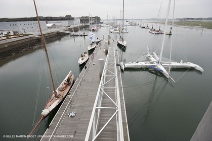 19 05 2010- Lorient- (FRA,56)  - les cinq Pen Duick et l'Hydroptère devant la Cité de la Voile Eric Tabarly