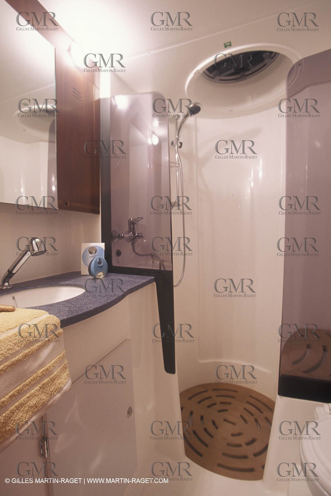 MotorYacht - Inside - Decks