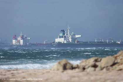25 10 2010 - Marseille (FRA,13) - Navires au mouillage en raison d'un grève du personnel portuaire