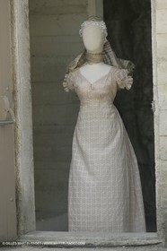 Mai 2004 - La Tour d'Aigues (FRA, 84) Costumes anciens pour l'exposition Femmes du Midi