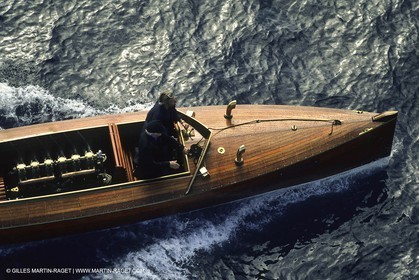 Bateaux à moteur, canots d'époque, Construction de la répolique de Sagitta au chantier Trapani (Cassis, FRA,13)