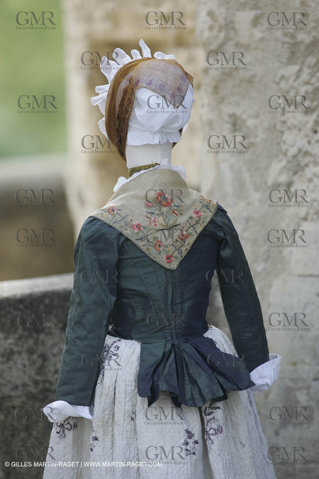 May 2004 - La Tour d'Aigues (FRA, 84) - Old costumes for women of the South exhibition